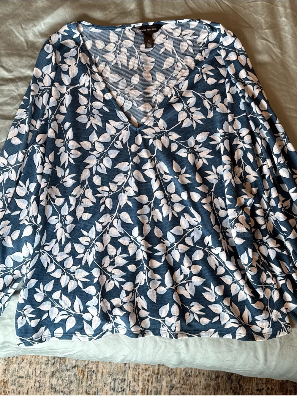 Banana Republic Blue & White Floral V-Neck Blouse Size Medium
